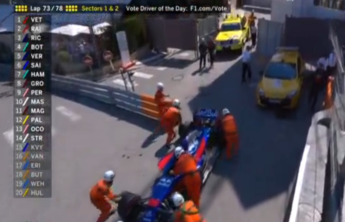 Après l'accident de la Sauber de Pascal Wehrlein dans un mur de pneus.